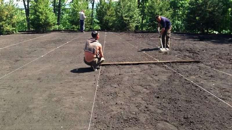 Как выровнять участок под газон