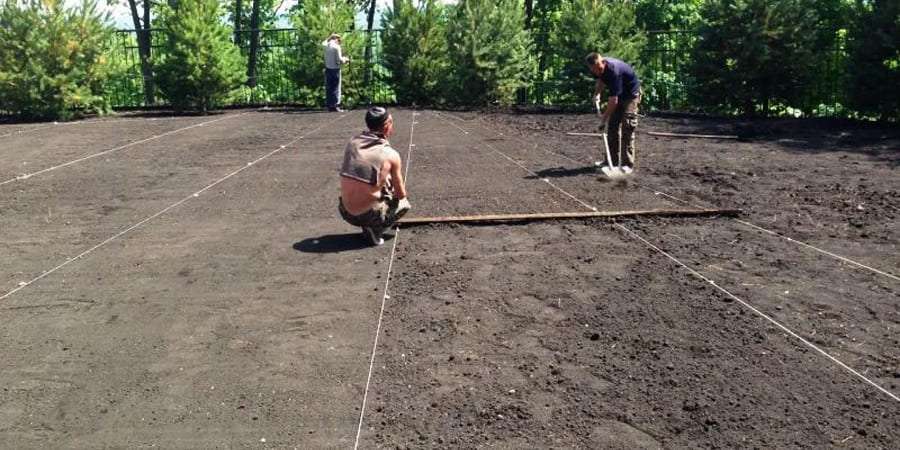 Как выровнять участок под газон